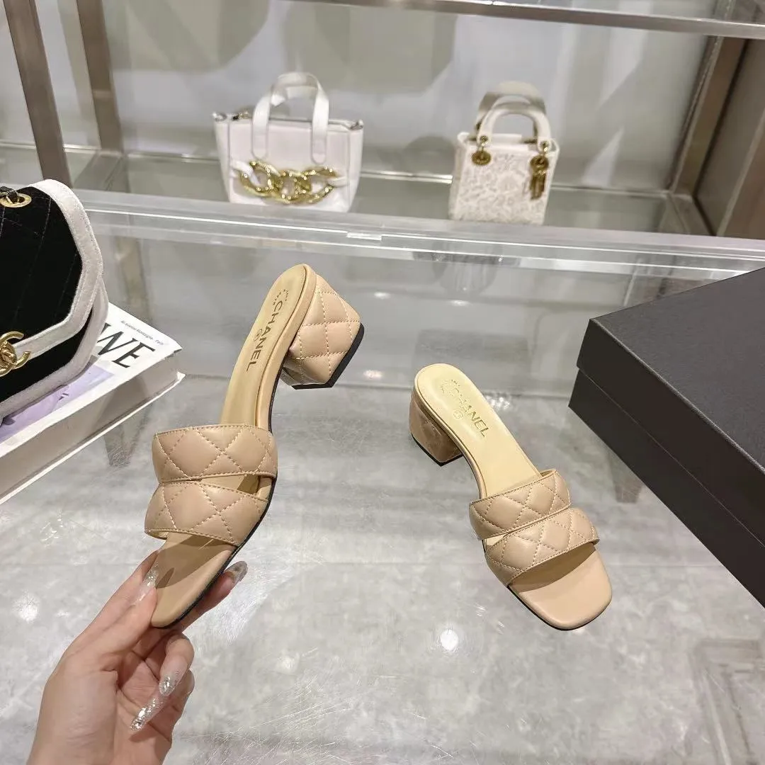 👟👟Ex-factory price 520👟👟 𝐂𝐇𝐀𝐍𝐄𝐋★Xiaoxiang New Spring and Summer Products Counter new sandals, electric embroidered Lingge’s classic elements that will never fade away 💋Showing a unique style, too beautiful to say, a must-have in summer... Upper: imported sheepskin/knitted fabric Lining: mixed sheepskin Heel height: 5cm Outsole: Italian leather outsole Shoe size: 35-39 (customized items of 40, 41 and 42 are not returnable or exchangeable)